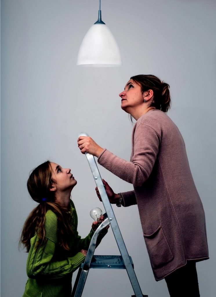 Mor och dotter byter glödlampa